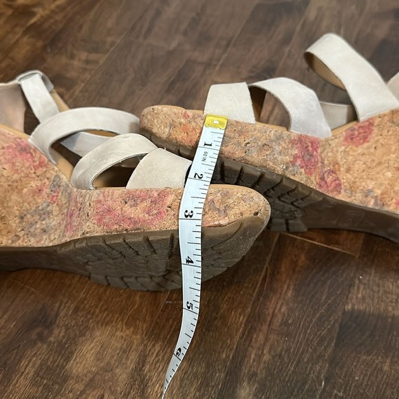 Kork light tan leather wedge floral cork sandals rubber bottom, padded insole 10 - Picture 6 of 7
